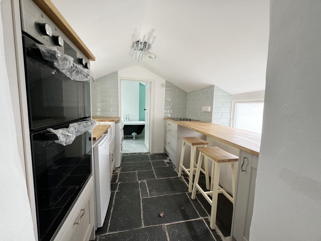 Lot: 97 - TWO-BEDROOM COTTAGE WITH PARKING IN PICTURESQUE VILLAGE - Kitchen with breakfast bar